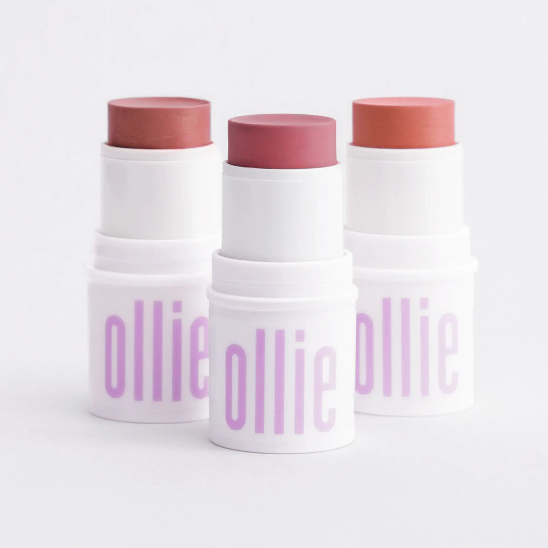 Trio Blush Batom e Sombra da ollie, três bastões de blush em tons variados.