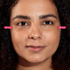 Demonstração comparativa de modelo que utilizou o creme para olhos antioxidante em apenas um lado do rosto. É notável o melhor aspecto a ausência de olheiras no lado em que o produto foi utilizado.