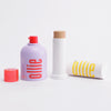 Kit pele iluminada da Ollie em fundo branco , composto por glow hidratante facial FPS 50 e protetor solar em bastão com cor FPS 95