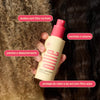 mão aplicando o protetor capilar leave-in ollie no cabelo cacheado: acaba com o frizz, controla o volume, previne o desbotamento e protege do calor e do sol