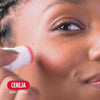 Utilização das diferentes funções Bastão 3 em 1 tom cereja, blush, batom e sombra
