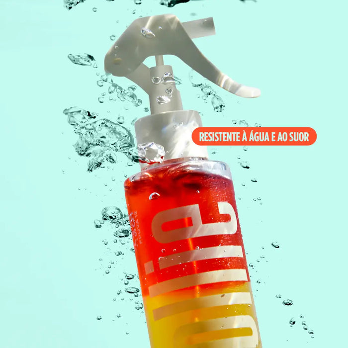 Protetor solar bifásico FPS 35 resistente à agua e ao suor, em fundo verde água.